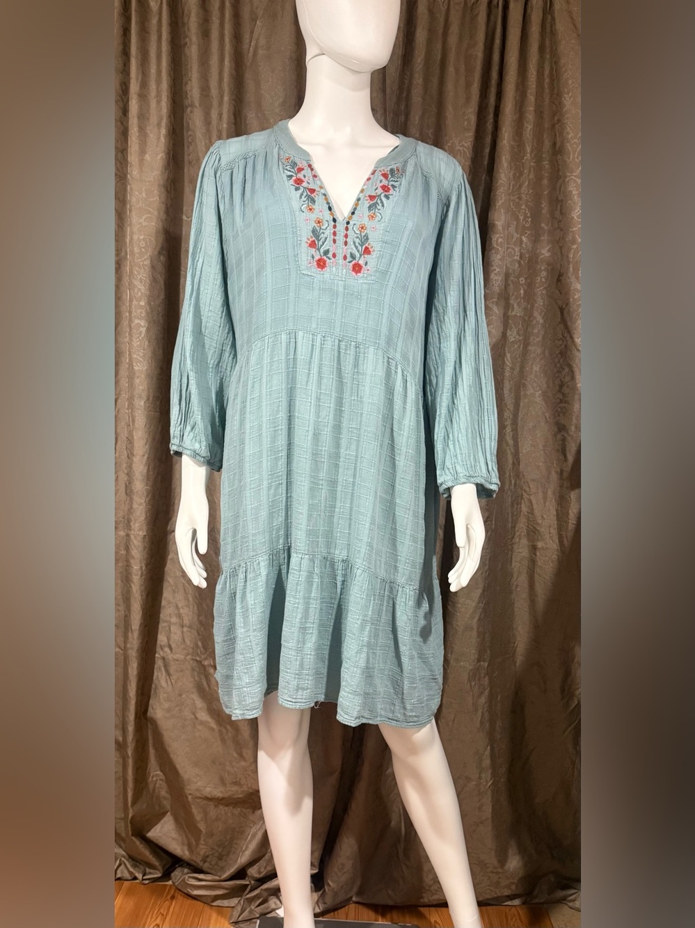 Knox Rose Seafoam Embroidered V-Neck Midi Dress